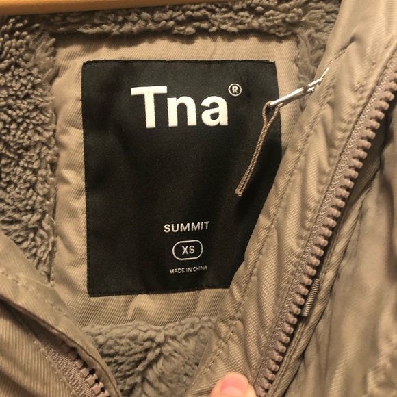 Aritzia Summit parka with Hood - Picture 5 of 5